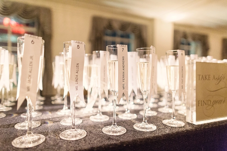 Sentar a los invitados en la boda con copas de champán