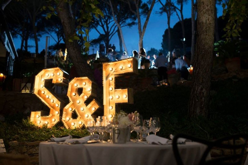 decoracion de bodas con letras luminosas